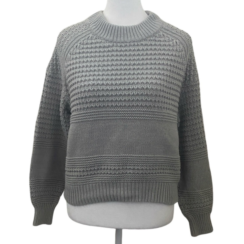Universal Thread Gray Women's Crew Neck Cable-Knit Crop Sweater. Size M.